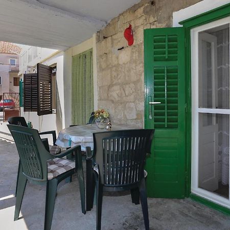 2 Bedroom Stunning Apartment In Kastel Kambelovac Kastela Luaran gambar