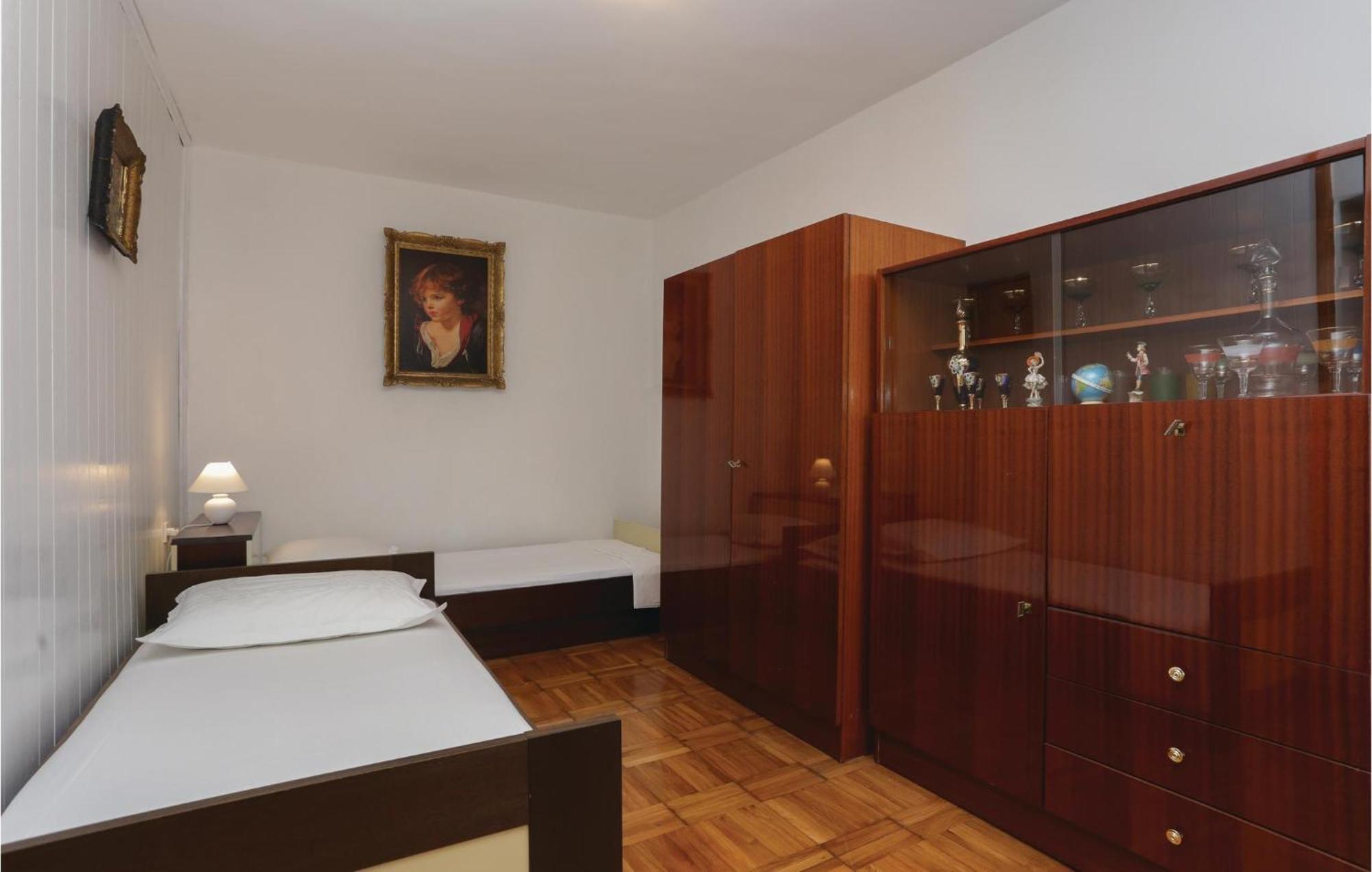 2 Bedroom Stunning Apartment In Kastel Kambelovac Kastela Luaran gambar