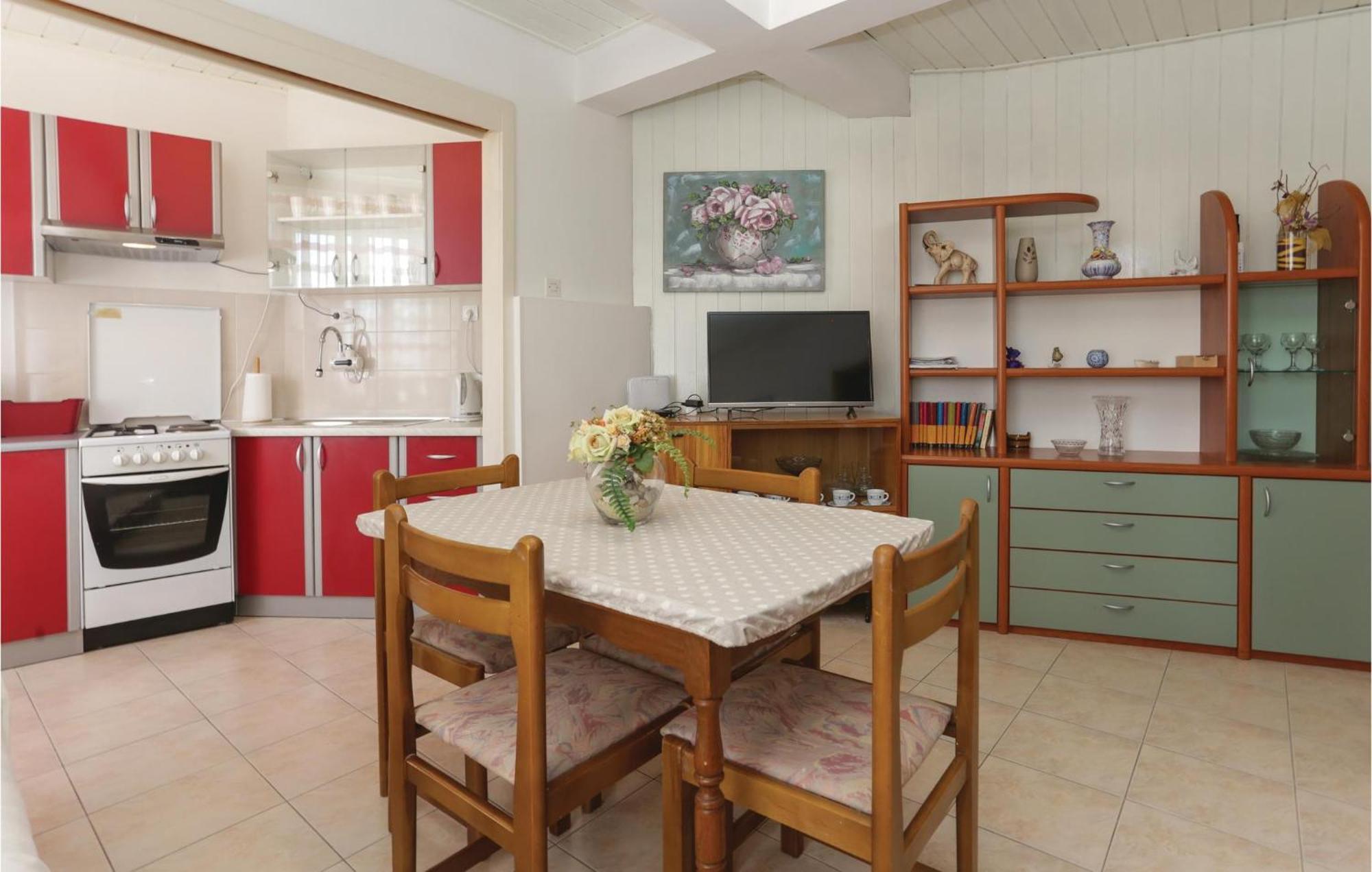 2 Bedroom Stunning Apartment In Kastel Kambelovac Kastela Luaran gambar
