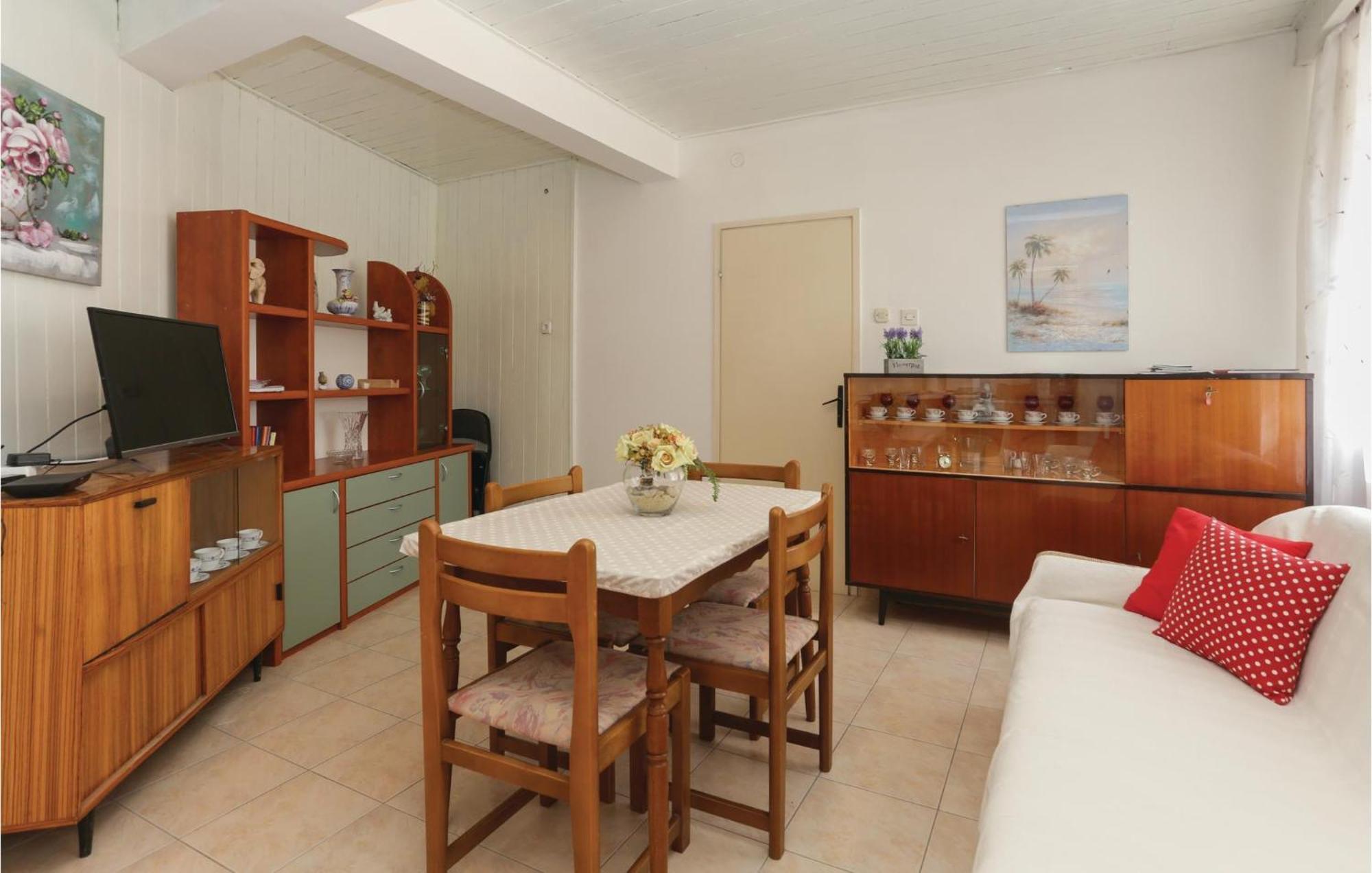 2 Bedroom Stunning Apartment In Kastel Kambelovac Kastela Luaran gambar