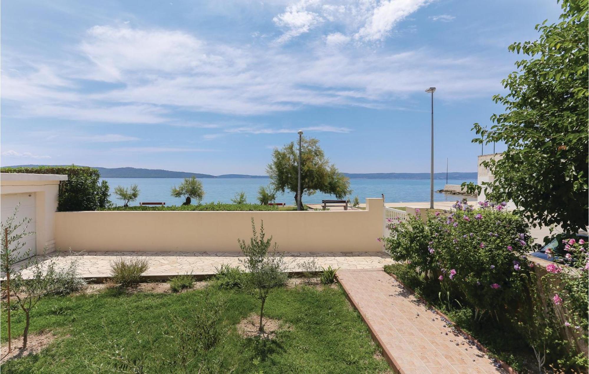 2 Bedroom Stunning Apartment In Kastel Kambelovac Kastela Luaran gambar