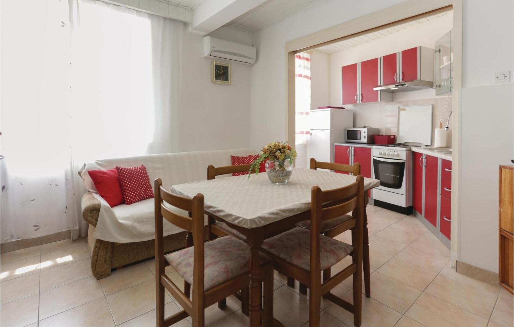 2 Bedroom Stunning Apartment In Kastel Kambelovac Kastela Luaran gambar