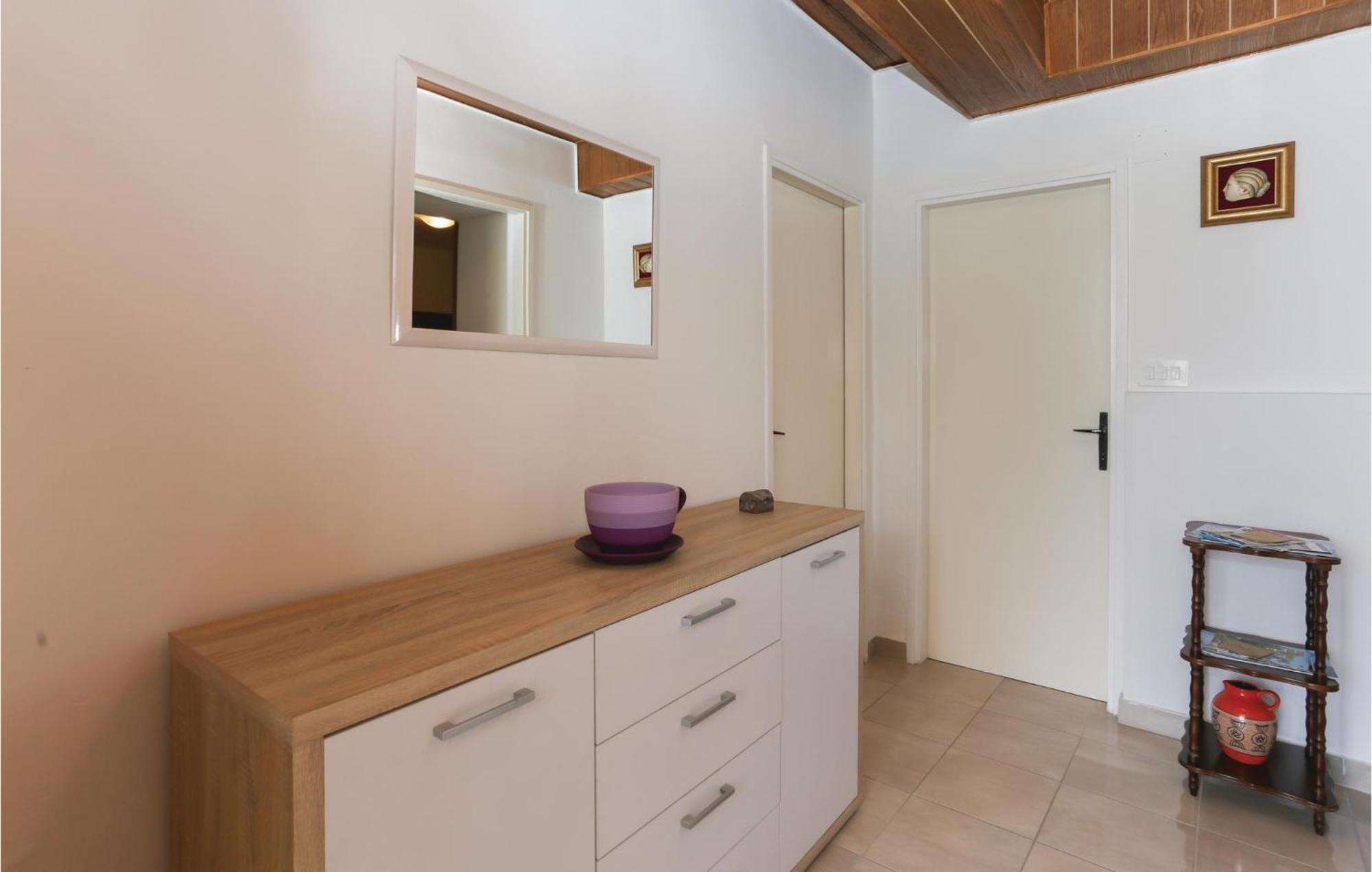 2 Bedroom Stunning Apartment In Kastel Kambelovac Kastela Luaran gambar