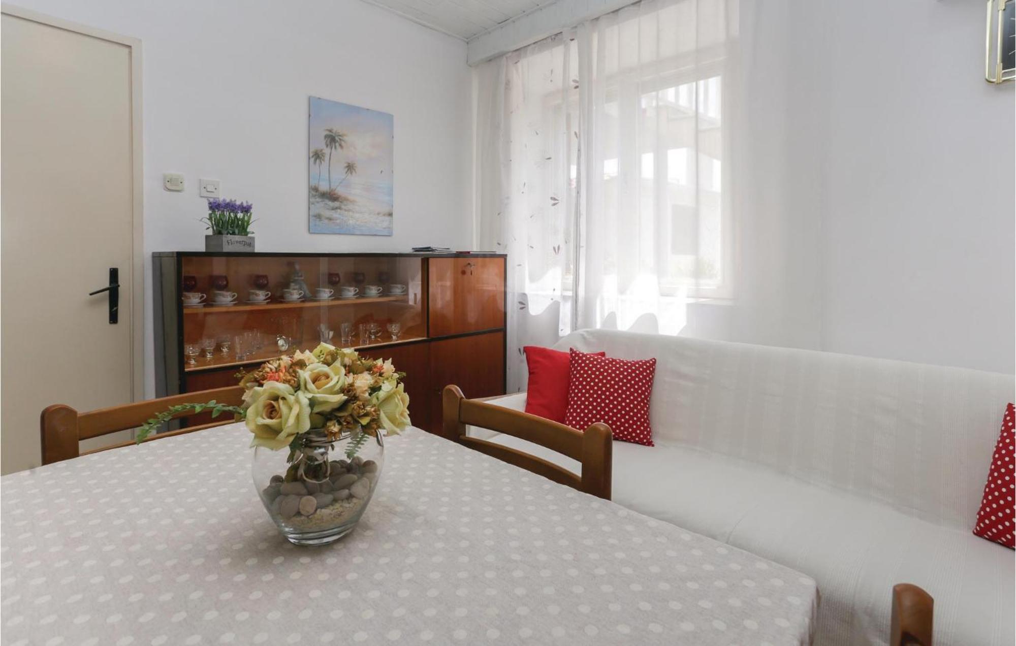 2 Bedroom Stunning Apartment In Kastel Kambelovac Kastela Luaran gambar