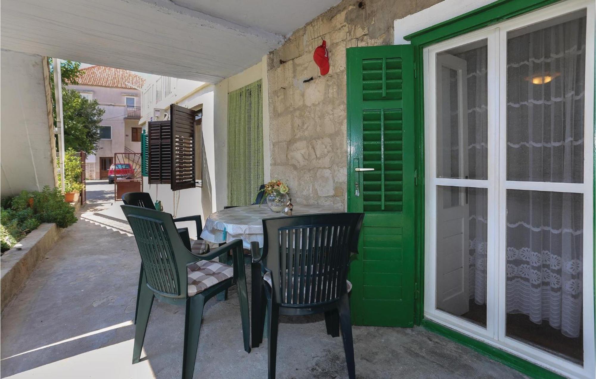 2 Bedroom Stunning Apartment In Kastel Kambelovac Kastela Luaran gambar